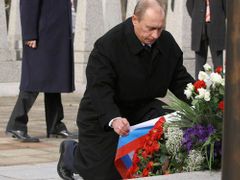Hroby sovětských vojáků navštívil při své loňské návštěvě Prahy i ruský prezident Vladimir Putin