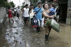 1. 11. - Tropická bouře zabíjela - Filipíny postihla od září už čtvrtá tropická bouře - Mariniae. Tentokrát si vyžádala nejméně 14 lidských životů a poškodila tisíce obydlí. Předchozí bouře připravily o život více než 900 lidí, část Manily je stále pod vodou. V nouzových přístřešcích už týdny žije 87 tisíc lidí, kteří se kvůli zaplaveným nebo poničeným obydlím nemohou vrátit domů. Připomeňte si tuto událost ve článku zde