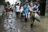 1. 11. - Tropická bouře zabíjela - Filipíny postihla od září už čtvrtá tropická bouře - Mariniae. Tentokrát si vyžádala nejméně 14 lidských životů a poškodila tisíce obydlí. Předchozí bouře připravily o život více než 900 lidí, část Manily je stále pod vodou. V nouzových přístřešcích už týdny žije 87 tisíc lidí, kteří se kvůli zaplaveným nebo poničeným obydlím nemohou vrátit domů. Připomeňte si tuto událost ve článku zde