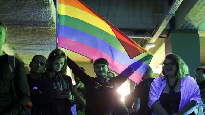 Obhájci stejnopohlavních sňatků se radují v hlavním městě Bukurešti.