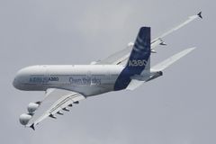Airbus musí zkontrolovat starší letouny A380. Na křídlech se objevily praskliny