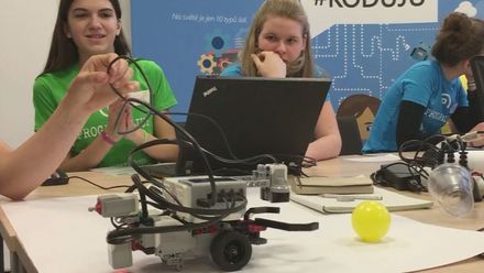 Mladé dívky boří mýty o programování. Naučily lego roboty uklízet i házet míčkem