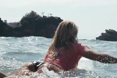 VIDEO Šampionka Stephanie Gilmore vyměnila surf za reklamu