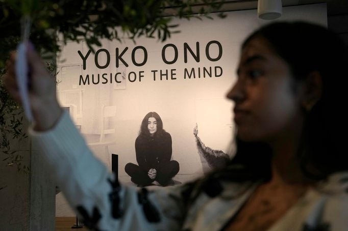 Výstava děl Yoko Ono v londýnské Tate Modern potrvá do 1. září.