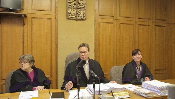 Soudce Jan Šott (uprostřed) používá k popisu Škárkova jednání výrazy jako ,,nehoráznost, hanebnost, zákeřnost" či "lež".