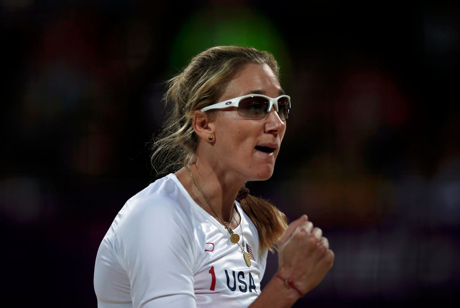 Americká plážová volejbalistka Kerri Walsh Jenningsováse raduje z povedeného bodu proti Češkám na OH 2012 v Londýně.