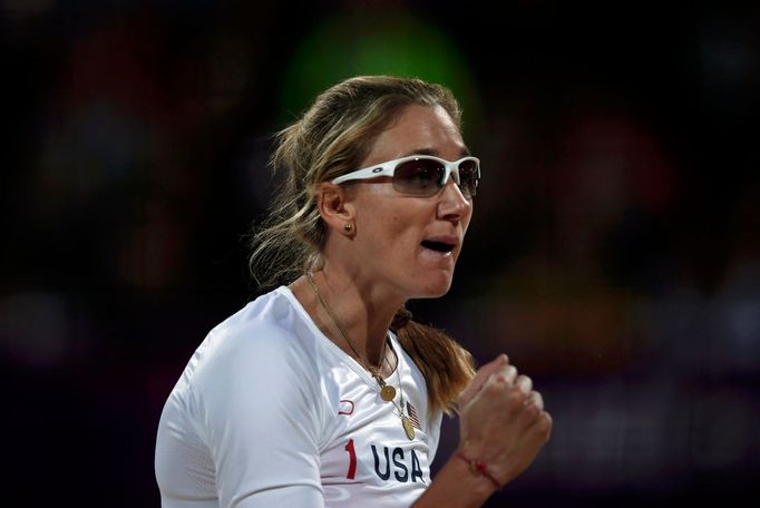 Americká plážová volejbalistka Kerri Walsh Jenningsováse raduje z povedeného bodu proti Češkám na OH 2012 v Londýně.