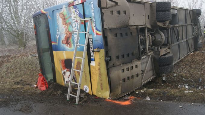 Dopravní nehoda autobusu Panenský Týnec si vyžádala 47 zraněných. Vyšetřování příčin nehody potrvá týdny, možná i měsíce.