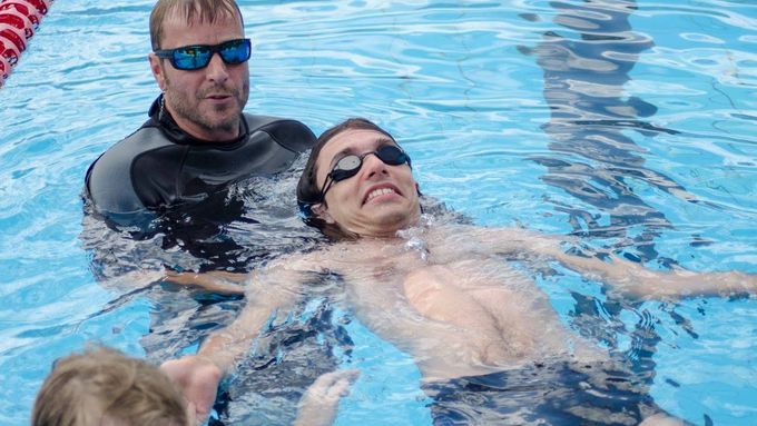 Začínající plavce či účastníky s těžším postižením vedou ve vodě instruktoři, kteří dbají na správné provedení plaveckého záběru.