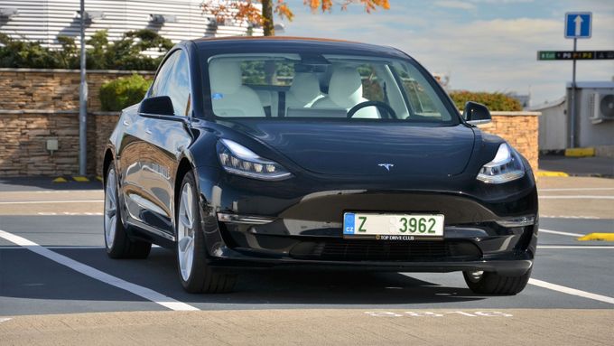 Auto, které budí emoce. Tesla Model 3 se ale postupně stává nejžádanějším elektromobilem i na hlavních evropských trzích.