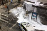 Hasičům už se podařilo uhasit kamion, který v 15 hodin vrazil do obchodního domu Åhlens v ulici Drottninggatan v centru Stockholmu. Podle prvních zpráv zemřeli minimálně tři lidé.