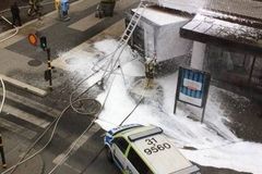 Hasičům už se podařilo uhasit kamion, který ve 3 odpoledne vrazil do obchodního domu Åhlens v ulici  Drottninggatan v centru Stockholmu.