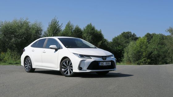 Jde to i bez turba a hybridu. Nejlevnější Toyota Corolla překvapí všestranností