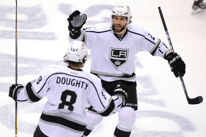 Doughty a Stoll se radují v zápase Phoenix Coyotes - LA Kings.