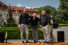 Co se stane v lázních, zůstane v lázních? Do kin se chystá nová česká komedie Šviháci