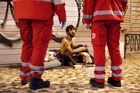 V Římě kvůli koronaviru strádají bezdomovci hladem. Pomáhá jim Červený kříž.