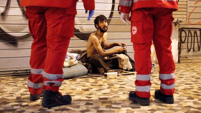 V Římě kvůli koronaviru strádají bezdomovci hladem. Pomáhá jim Červený kříž.