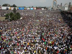 Masové shromáždění v etiopské metropoli, kterou otřásl výbuch.