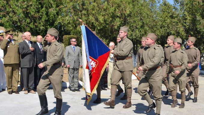 Jednotka Českosloveneské obce legionářské vzdává v Dobrudži čest padlým hrdinům.