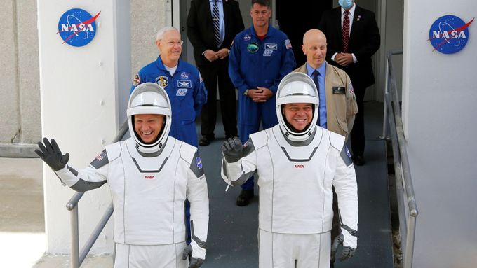 Američtí astronauti Douglas Hurley a Robert Behnken, jež měli ve středu večer letět do vesmíru v lodi Crew Dragon.