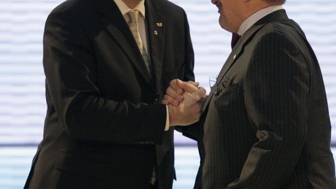 Snímek ze 14. prosince 2007. Je na ní tehdy premiér Topolánek krátce po podpisu reformní smlouvy v Lisabonu.