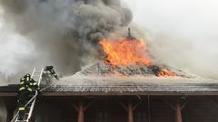 Hasiči likvidují požár motorestu nedaleko Hlavence u Prahy