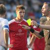Fotbal, EL, Liberec - Skonto Riga:  Vladislav Kalitvincev a rozhodčí Ken Henry Johnsen
