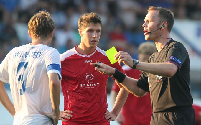 Fotbal, EL, Liberec - Skonto Riga:  Vladislav Kalitvincev a rozhodčí Ken Henry Johnsen