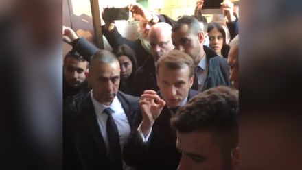 Macron v Jeruzalémě seřval izraelského policistu. "Jděte pryč, pravidla znáte!"