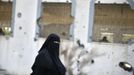 A Palestinian woman walks past a mosque damaged in an Israeli air strike in Beit Hanoun in the northern Gaza Strip November 16, 2012. Egyptian Prime Minister Hisham Kandil arrived in the Gaza Strip on Friday to show solidarity with the Palestinian people following a two-day Israeli military offensive in the enclave, an Egyptian official said. REUTERS/Suhaib Salem (GAZA - Tags: CIVIL UNREST MILITARY POLITICS RELIGION) Published: Lis. 16, 2012, 8:27 dop.