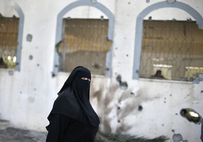 A Palestinian woman walks past a mosque damaged in an Israeli air strike in Beit Hanoun in the northern Gaza Strip November 16, 2012. Egyptian Prime Minister Hisham Kandil arrived in the Gaza Strip on Friday to show solidarity with the Palestinian people following a two-day Israeli military offensive in the enclave, an Egyptian official said. REUTERS/Suhaib Salem (GAZA - Tags: CIVIL UNREST MILITARY POLITICS RELIGION) Published: Lis. 16, 2012, 8:27 dop.