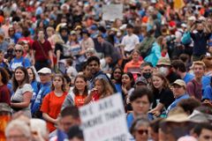 Lidé v USA volají po změně zákona na držení zbraní. V ulicích jsou tisíce lidí