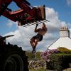 Nejhezčí fotky Reuters 2020 - Skotský ragbista Alex Craig trénuje na farmě svých rodičů během koronavirového lockdownu