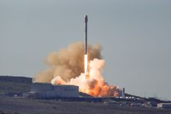 První start od nehody. Raketa Falcon 9 společnosti SpaceX se vydala na oběžnou dráhu
