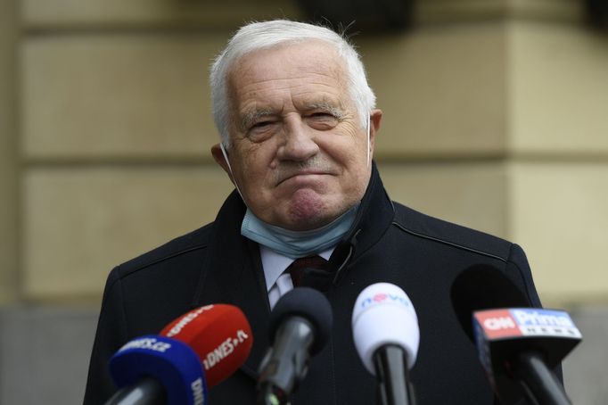 Václav Klaus před Obecním domem v Praze, 28. října 2020