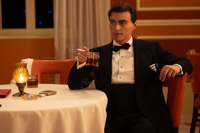 Tonatiuh jako Molina ve filmu Polibek pavoučí ženy.