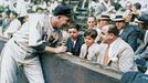 Americký gangster Al Capone se svým synem Alfonsem juniorem (neboli "Jiggsem") na baseballovém zápase mezi týmy Cubs a White Sox v chicagském White Sox Parku. Nedatováno.