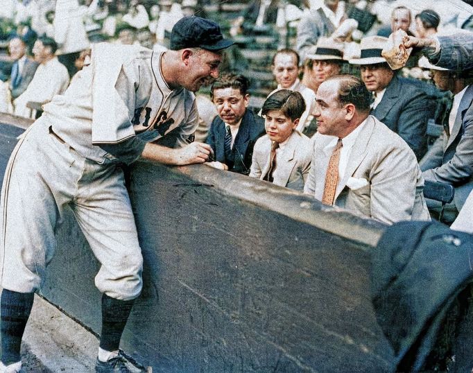 Americký gangster Al Capone se svým synem Alfonsem juniorem (neboli "Jiggsem") na baseballovém zápase mezi týmy Cubs a White Sox v chicagském White Sox Parku. Nedatováno.