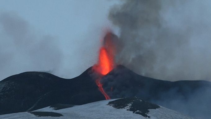 Sopka Etna opět hrozí. Chrlí lávu až do výšky 150 metrů
