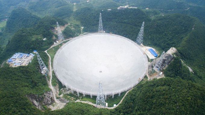 Téměř čtyři a půl tisíce panelů použili Číňané na stavbu odrazové desky největšího rádiového teleskopu. Plocha se rovná 30 fotbalovým hřištím.