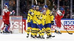 MS v hokeji 2022: Švédští hokejisté slaví gól proti českému týmu