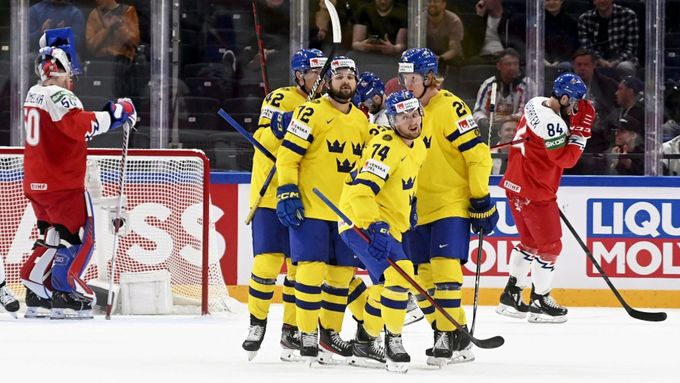 Švédští hokejisté slaví gól proti českému týmu