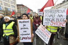 Bydlení je právo, ne výsada. V Praze protestovala stovka lidí ve žlutých vestách