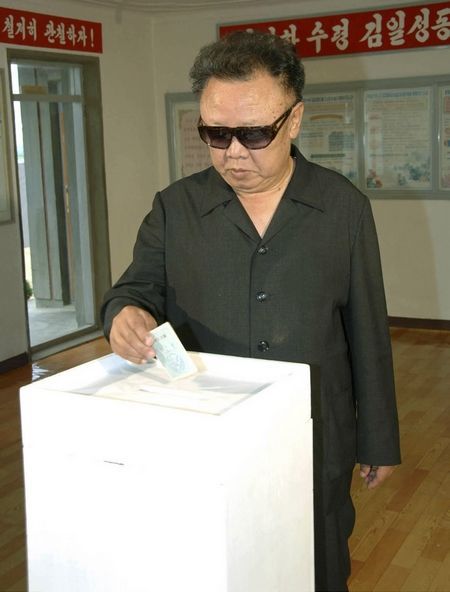 Severokorejský vůdce Kim Čong-il volí