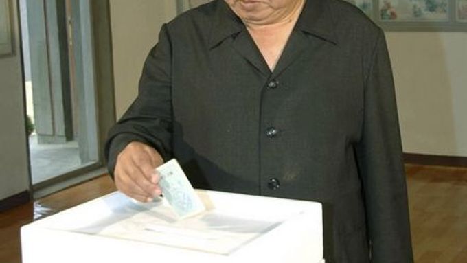 "Drahý Vůdce" Kim Čong-il také volil ve včerejších volbách. Lístek do urny vhodil v provincii Hamdžu