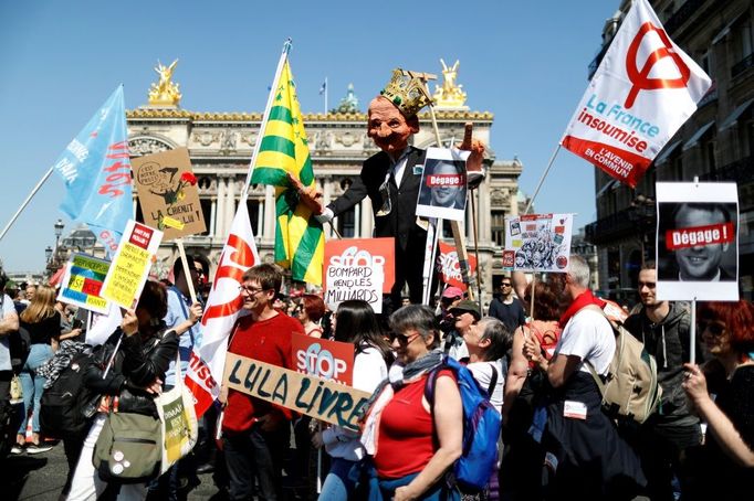 Protesty proti prezidentu Macronovi v Paříži