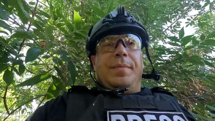 "Rusové přicházejí, házejí granáty před sebe." Reportéři pronikli do frontového města