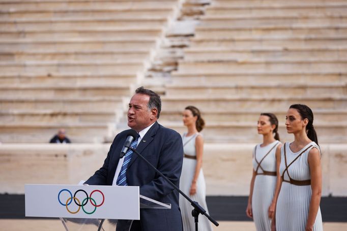 Pořadatelé zimních her v Pekingu převzali v Aténách olympijský oheň