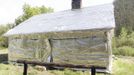 A cabin at White Creek is wrapped in protective foil to protect against high heat and fire, at the confluence of White Creek and West Fork, approximately 20 miles from Gila Center, New Mexico, in this United States Forest Service handout photo dated May 24, 2012. The so-called Whitewater-Baldy Complex fire was ignited by lightning on May 16, fire officials said. Picture taken May 24, 2012. REUTERS/USFS/Handout (UNITED STATES - Tags: ENVIRONMENT DISASTER) FOR EDITORIAL USE ONLY. NOT FOR SALE FOR MARKETING OR ADVERTISING CAMPAIGNS. THIS IMAGE HAS BEEN SUPPLIED BY A THIRD PARTY. IT IS DISTRIBUTED, EXACTLY AS RECEIVED BY REUTERS, AS A SERVICE TO CLIENTS Published: Kvě. 30, 2012, 8:37 odp.