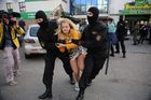 Běloruská policie tvrdě zasáhla proti účastnicím ženského protestního pochodu